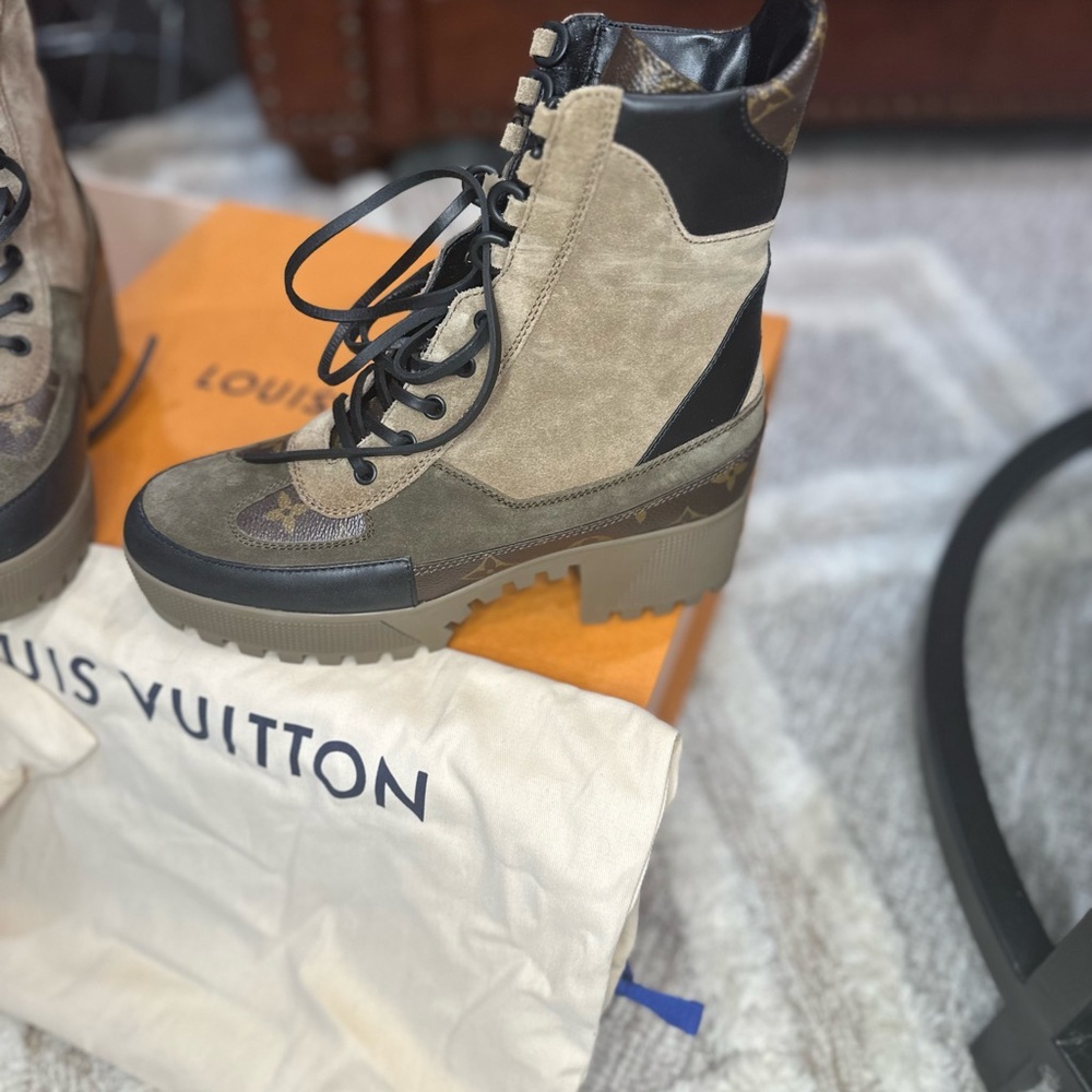 LOUIS VUITTON
Suede Calfskin Monogram Laureate Platform Desert Boots 39 Taupe